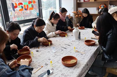 河南賽諾威全體女同事“甜蜜女神節，藝術DIY”活動慶祝3月8日女神節快樂！